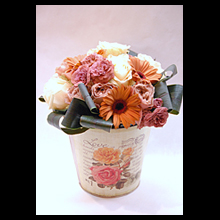 アンティークの器に花束を