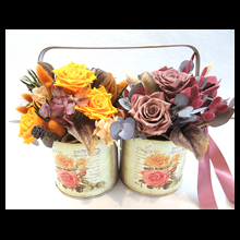 アンティークの器に花束を